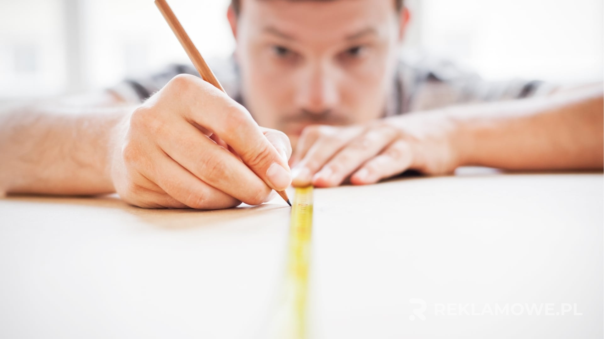 Vintage reklama z różnymi miarkami reklamowymi