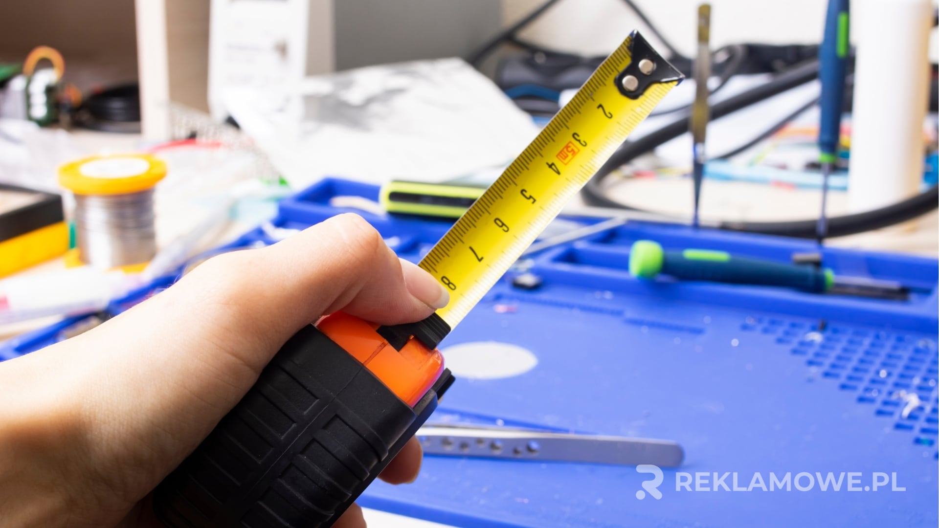 Miarki reklamowe używane jako narzędzie promocyjne na targach branżowych