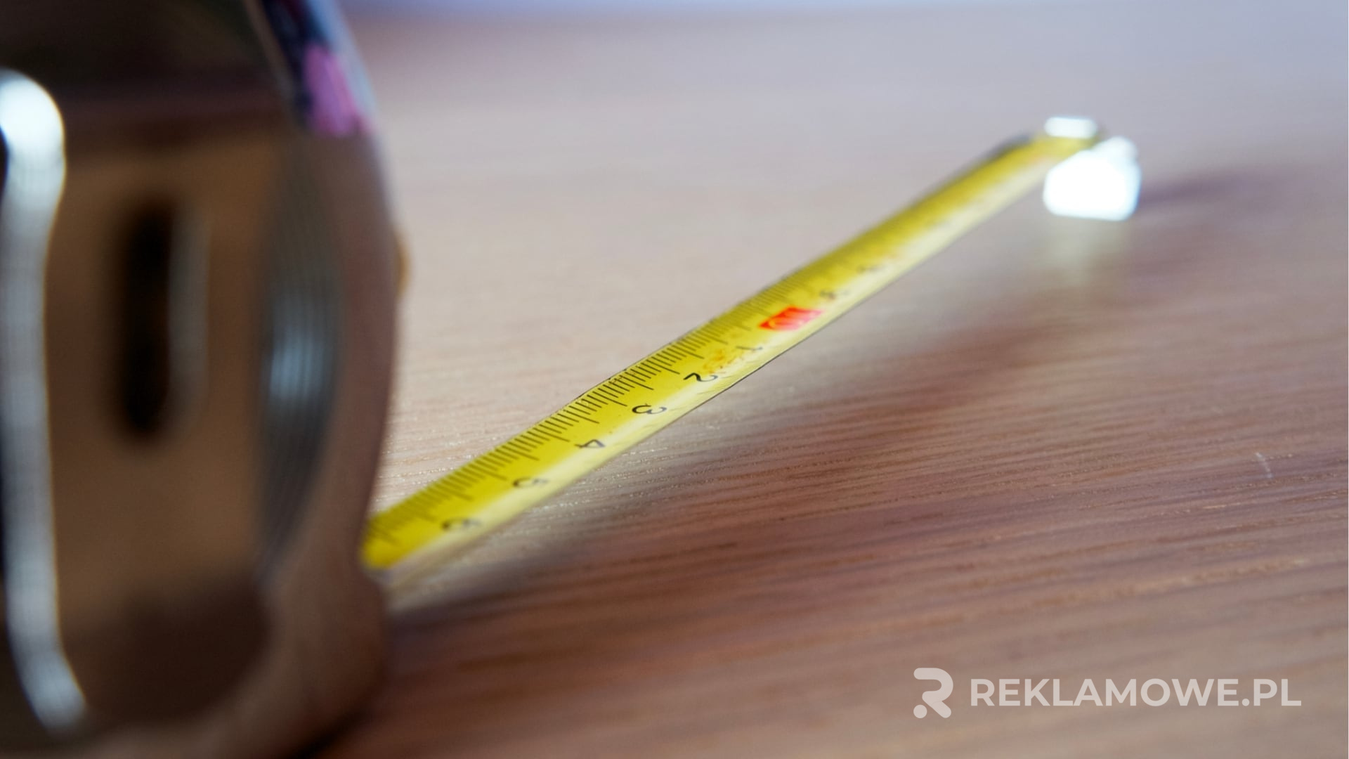 Różne gadżety promocyjne na biurku