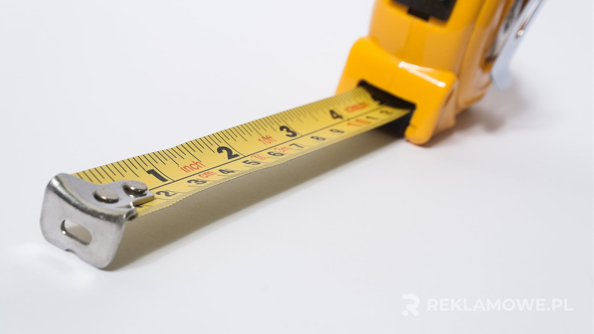 Trendy w projektowaniu miarek reklamowych w 2025 roku